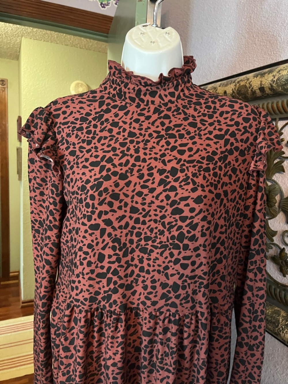 QED London Animal Print/ Ruffled/ Tiered Dress- Knit W/ Stretch LS Sz 4💚